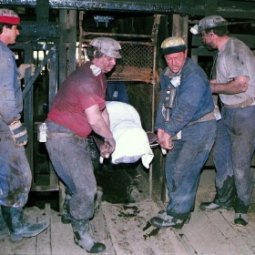 Coups de grisou dans une mine en Roumanie : douze morts et une dizaine de blessés