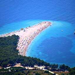 Croatie : sur la plage privatisée, bétonnage et parasols privés