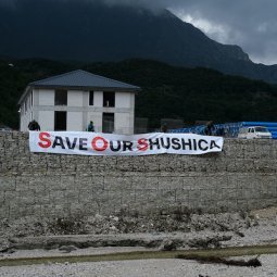 Albanie : pour sauver leur eau, les gens de la vallée de la Shushica ne désarment pas