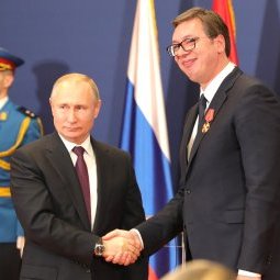 Guerre en Ukraine : comment la Serbie s'est alignée sur la Russie