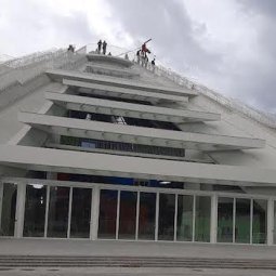 Blog • Le symbole lumineux de la démocratie moderne de l'Albanie remplace le musée Enver Hoxha