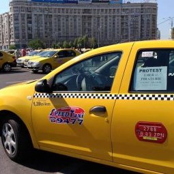 Roumanie : la guerre fait rage entre les chauffeurs de taxi et Uber