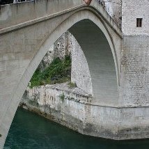 Bosnie : Mostar célèbre dans la division la destruction du Vieux Pont 