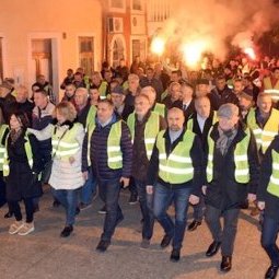 Monténégro : en gilets jaunes pour la libération du député Nebojša Medojević