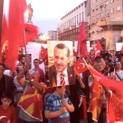 Les Turcs de Macédoine manifestent leur soutien à Erdoğan