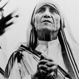 Albanie : un mémorial à Mère Teresa pour remplacer la statue d'Enver Hoxha ?