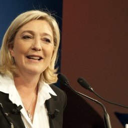Marine Le Pen et le Rassemblement national draguent les Serbes de France