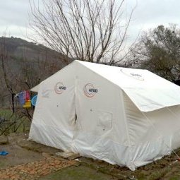 Albanie : confinés sous la tente, sans toit, sans aide et sans travail
