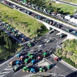 Un mois de mobilisation en Grèce : la colère agricole ne faiblit pas