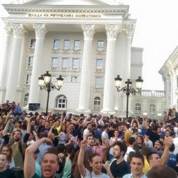 Macédoine : la manifestation vire aux affrontements dans le centre de Skopje