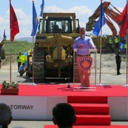 Autoroute du Kosovo : Hashim Thaçi joue les chefs de chantier jusqu'au dernier moment