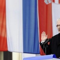 Croatie : Ivo Josipović officiellement investi, la Serbie boycotte la cérémonie
