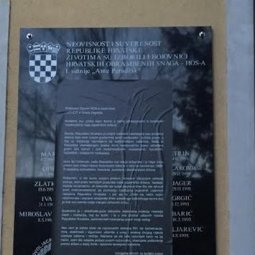 Croatie : à Jasenovac, les oustachis se font déboulonner