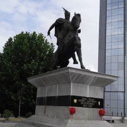Explosion, espions, magouilles, manips et compagnie : bons baisers du Kosovo