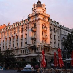 Face à l'afflux de Russes, la Serbie facilite le permis de séjour et le travail des étrangers