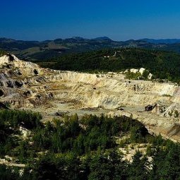 Roumanie : le gouvernement veut-il relancer les projets miniers de Roșia Montană ?