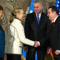 Hillary Clinton et Catherine Ashton à Belgrade : « le dialogue n'implique pas la reconnaissance du Kosovo »