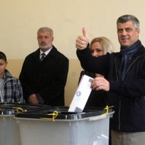 Elections au Kosovo : le PDK en tête selon un premier sondage sorti des urnes