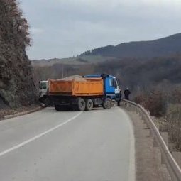Barricades et frontières fermées : regain de tension dans le nord du Kosovo