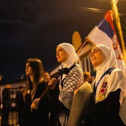 Serbie : à Novi Pazar, étudiants et professeurs défient la répression