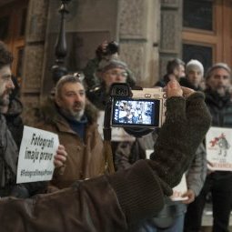 Serbie : journalistes et photographes manifestent contre les pressions politiques