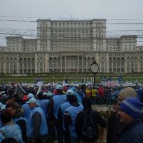 Roumanie : le gouvernement sauve sa tête, la mobilisation se poursuit