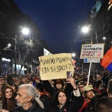 Serbie : la police a-t-elle utilisé une arme sonique pendant la manifestation géante de Belgrade ?