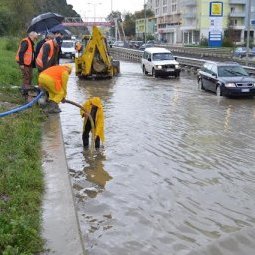Inondations : l'Albanie sous les eaux, plusieurs victimes à déplorer