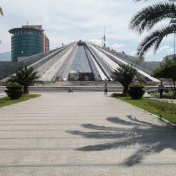 En Albanie, les fantômes et les polémiques de la Pyramide de Tirana