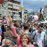 Bosnie : la « révolution des bébés » envahit le centre de Sarajevo