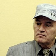 TPIY : après avoir provoqué les juges, Ratko Mladić est évacué de la salle d'audience 