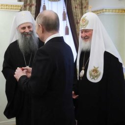 Manifestations en Serbie : l'Église orthodoxe et le monde parallèle du patriarche Porfirije
