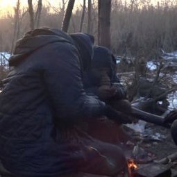 Serbie : à la frontière hongroise, les réfugiés tentent de survivre dans le froid glacial (vidéo)