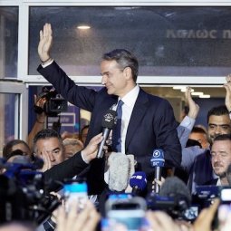 Grèce : les conservateurs triomphent aux législatives mais n'ont pas de majorité