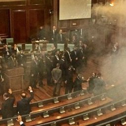 Kosovo : gaz au Parlement, arrestations dans l'hémicycle