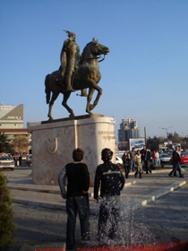 Jour du drapeau albanais : Skenderbeu à Skopje, Adem Jashari à Tirana, manif à Pristina
