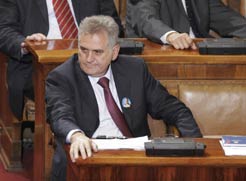 Kostunica s&rsquo;allie avec l&rsquo;extrême-droite au Parlement de Serbie