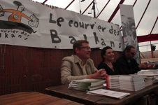 Le stand du Courrier des Balkans au dernier festival de DouarnenezJean-Arnault Dérens, Mandi Gueguen, Tanguy Gueguen Le stand du Courrier des Balkans au dernier festival de DouarnenezJean-Arnault Dérens, Mandi Gueguen, Tanguy Gueguen