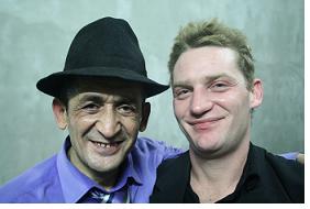 Kujtim Pacaku et un musicien du groupe Burek Kujtim Pacaku et un musicien du groupe Burek