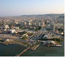 Albanie : pour un peu de travail, la longue attente des journaliers de Vlora