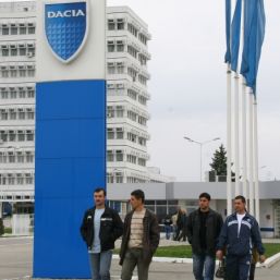 Roumanie : les grévistes de l&rsquo;usine Dacia-Renault menacés de délocalisation