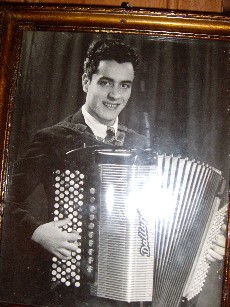 Maestro Karaci, l’accordéoniste, mémoire du Kosovo