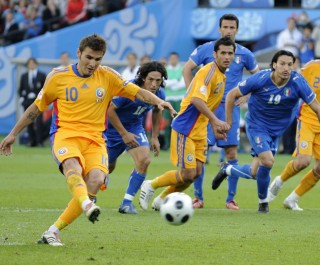 Euro 2008 : la Roumanie résiste à l&rsquo;Italie (1-1) et vise les quarts de finale