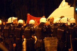 Radovan Karadžić entendu par la Cour spéciale pour les crimes de guerre, les détails de son arrestation restent obscurs