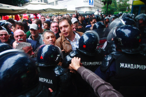 Belgrade : quelques centaines de hooligans manifestent contre l’arrestation de Karadžić