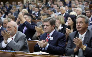 Insultes et malédictions : les Radicaux font le spectacle au Parlement de Serbie
