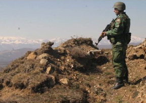 Soldat serbe sur la frontière avec le Kosovo