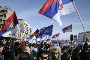 Kosovo : des milliers de Serbes manifestent dans le calme à Mitrovica