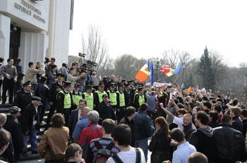 Législatives en Moldavie : la jeunesse conteste violemment la victoire des communistes