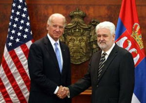 Joe Biden dans les Balkans : « coopération » à Belgrade, attente fiévreuse à Pristina